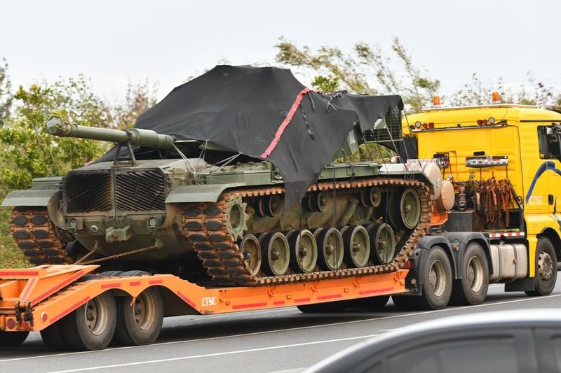 民眾7日目擊拖車載運疑似進行測試中的國軍M60A3戰車。(讀者提供)中央社記者吳書緯傳真 114年3月8日