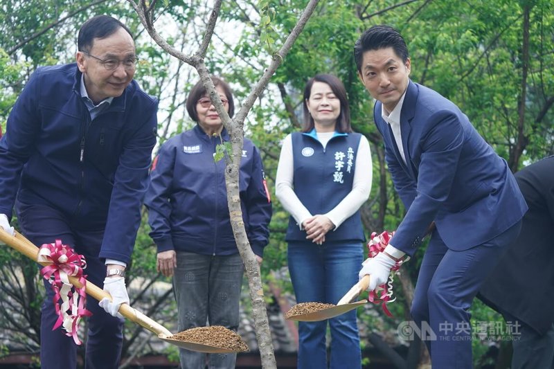 國民黨台北市黨部8日在逸仙公園舉行「國父孫中山先生逝世百年緬懷紀念植樹」活動，台北市長蔣萬安（右）與國民黨主席朱立倫（左）鏟土植樹。中央社記者徐肇昌攝　114年3月8日