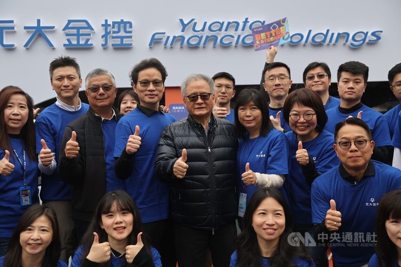 2025台灣大學校園徵才博覽會8日登場,元大金控總經理翁健(中黑衣)出席,向優秀人才招手。元大金控今年將招募策略發展、投行法金、數位金融及投資交易4大類組,共30至50名儲備幹部。中央社記者王飛華攝 114年3月8日