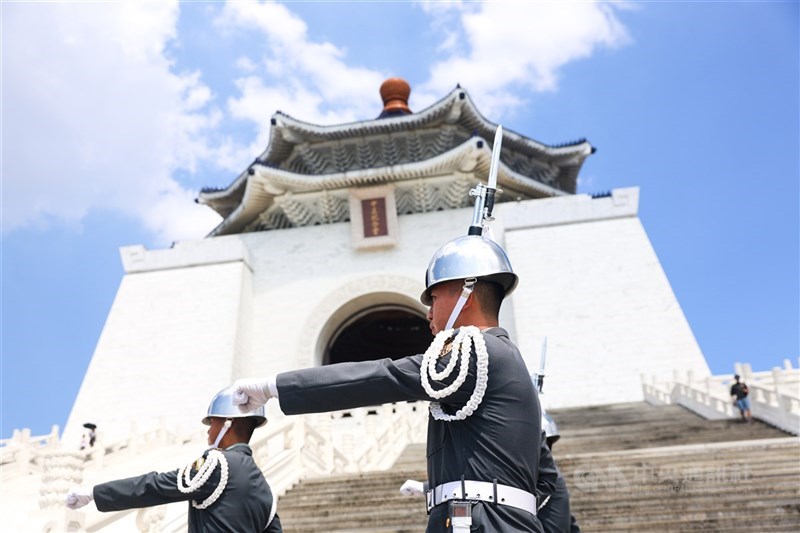 三軍儀隊在民國113年7月起,於中正紀念堂前民主大道實施禮兵巡查及訓練展示。(中央社檔案照片)