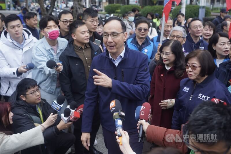 國民黨台北市黨部8日在逸仙公園舉行「國父孫中山先生逝世百年緬懷紀念植樹」活動，黨主席朱立倫（中）到場時被媒體記者包圍，追問時事回應。中央社記者徐肇昌攝　114年3月8日