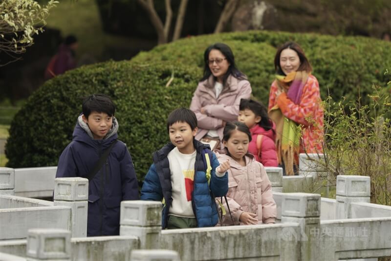 圖為民眾穿著保暖外套到北市至善園踏青。（中央社檔案照片）