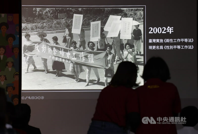 衛福部8日在台北舉辦「女權30 從心自由」慶祝國際婦女節系列活動起跑記者會,現場透過影片回顧台灣婦女權益發展進程。中央社記者謝佳璋攝 114年3月8日