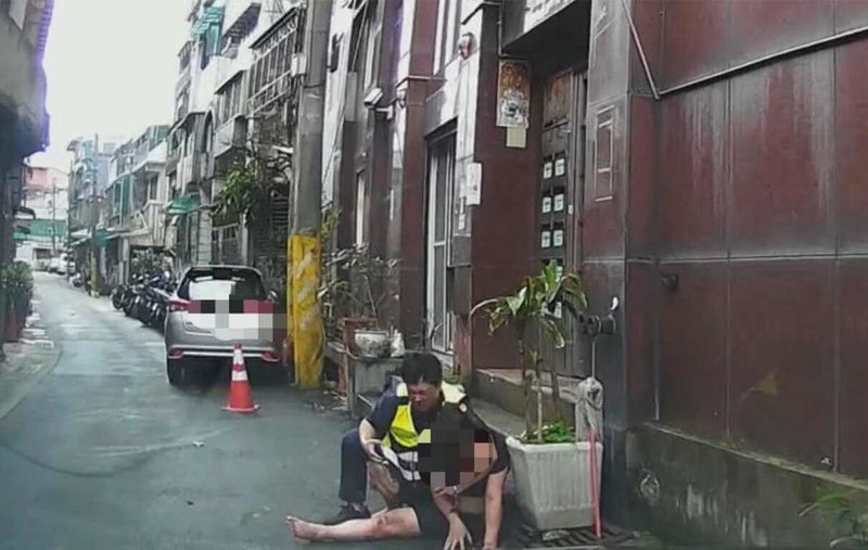 于姓女子(右)因詐欺等7案遭通緝,日前謊報身分時被金山派出所員警潘軒碩(左)識破,竟持辣椒水狂噴,潘員忍著眼睛劇烈刺痛將于女壓制。(讀者提供)中央社記者王朝鈺傳真 114年3月8日