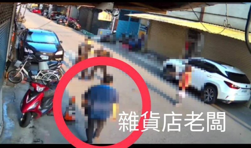 高雄闕姓女子8日上午行經鳳山區華山街遭不明男子拿繩索勒頸，徒手毆打，幸附近雜貨店老闆上前壓制報警。（高市鳳山警分局提供）中央社記者洪學廣傳真  114年3月8日