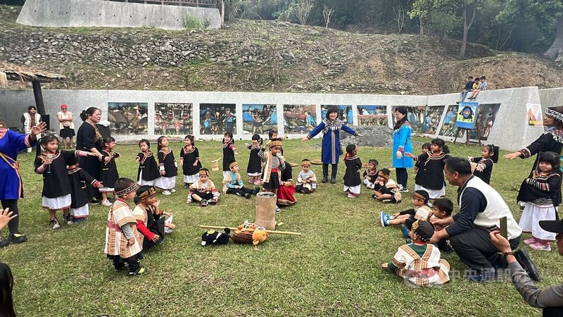 台東縣延平鄉布農族人重視族群延續,鄉公所祭出補助。回娘家為幼兒舉辦感恩成長禮,最高補助新台幣1萬4000元。圖為113年3月30日延平鄉永康部落射耳祭時,小朋友表演傳統儀式祈求健康。中央社記者盧太城台東攝 114年3月8日