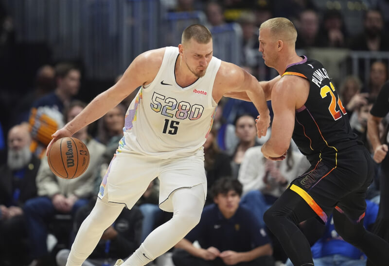 NBA金塊中鋒約基奇(左)8日繳出31分、21籃板、22助攻的超級大三元,成史上首名完成30分大三元的球員。(美聯社)