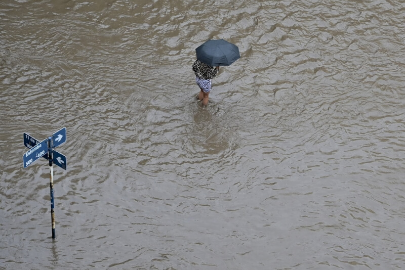 阿根廷港市布蘭卡灣遭受暴雨侵襲，當地變成水鄉澤國。（美聯社）