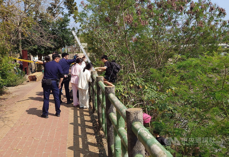 一群越南籍學生9日在嘉義八掌溪畔戲水卻發生溺水事件,其中1名男高職生落水溺斃,其餘同行學生則在救難人員協助下,安全爬回堤防區。中央社記者蔡智明攝 114年3月9日