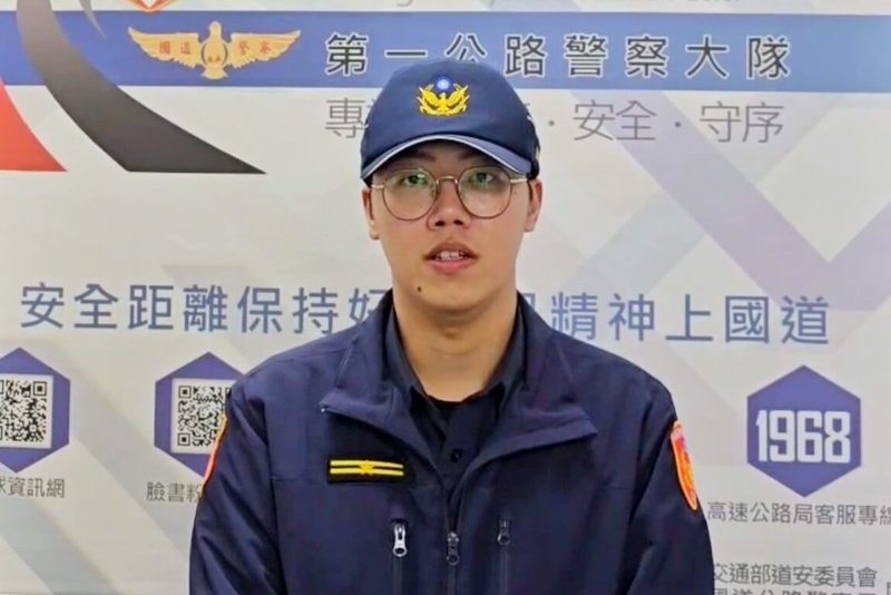 國道公路警察局第一公路警察大隊分隊長陳孟宏9日指出，有民眾在網路上傳影片，內容顯示1輛自小客於國道1號南向桃園出口路段涉逆向迴轉跨越槽化線，疑要下交流道，目前尚未接獲民眾通報及檢舉，若查證屬實依法製單。（國道公路警察局提供）中央社記者吳睿騏桃園傳真  114年3月9日