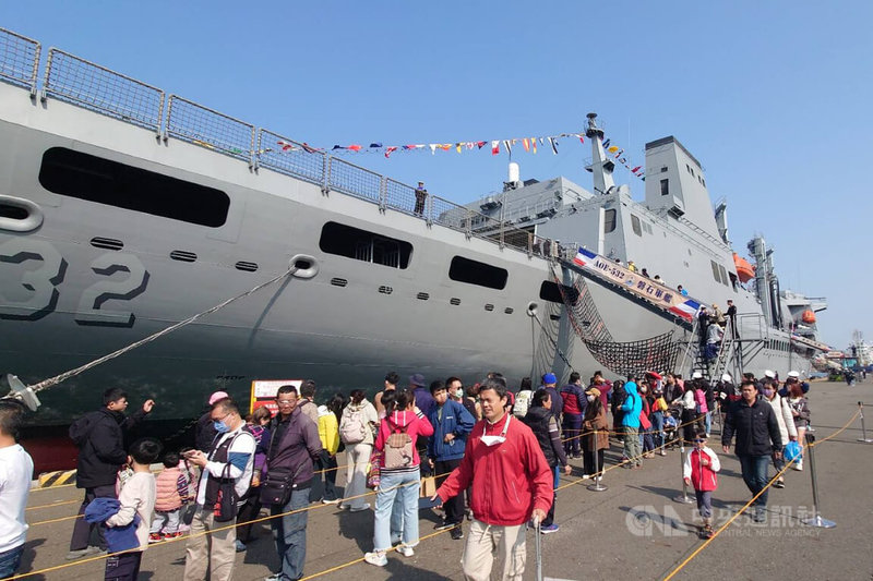 海軍114年敦睦遠航訓練支隊國內環島航訓，9日在台南安平港舉辦艦艇開放參觀活動，吸引大批民眾到場，民眾排隊等候登艦。中央社記者楊思瑞攝  114年3月9日