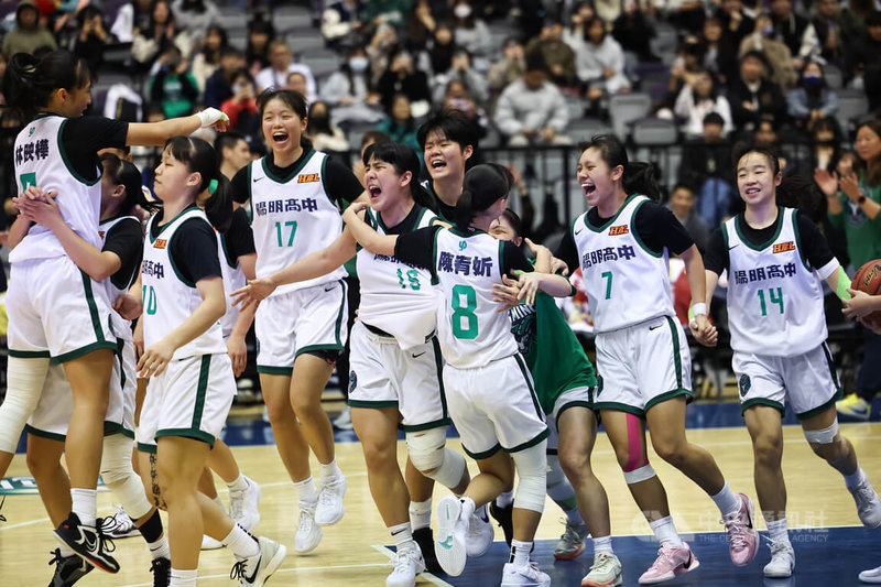 113學年度高中籃球聯賽（HBL）女子甲級季軍戰9日在台北小巨蛋開打，陽明高中以68比62擊敗淡水商工，拿下季軍，賽後陽明球員在場上相互擁抱，歡呼慶祝勝利。 中央社記者翁睿坤攝  114年3月9日