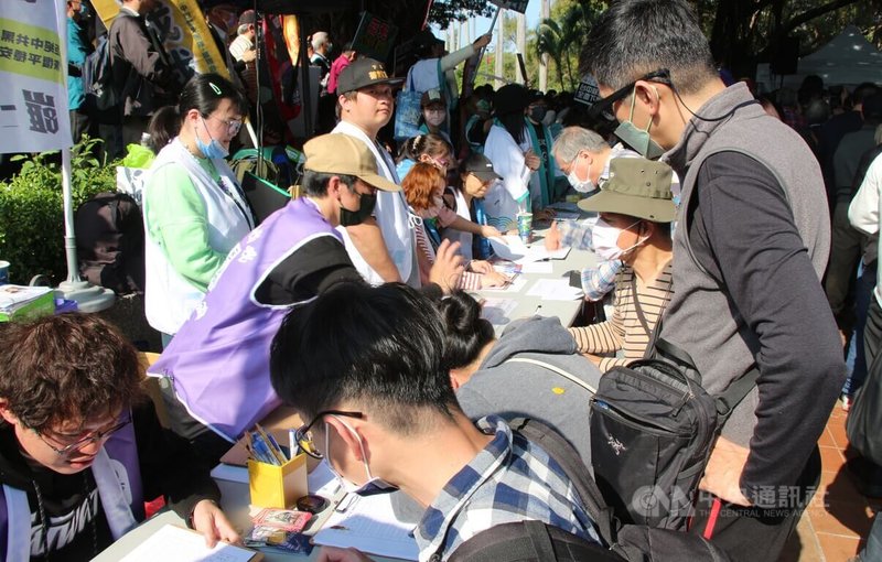 中部多個罷免立委公民團體9日在台中集結舉辦造勢宣講活動,現場也設置連署攤位供民眾填寫。中央社記者蘇木春攝 114年3月9日