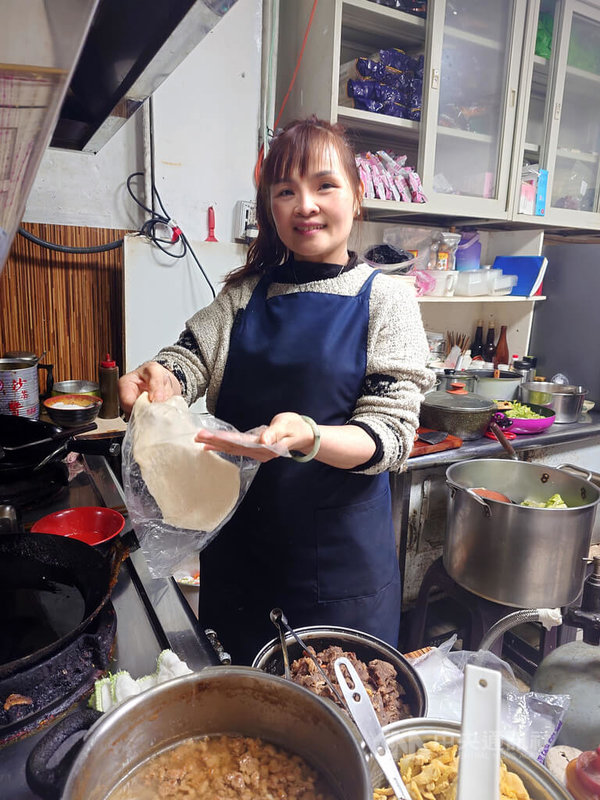 新住民劉紅福（圖）從越南嫁來馬祖24年，靠著樂觀、努力與好手藝，在自己的小吃店中與馬祖這塊土地建立起深厚緣分。中央社記者潘欣彤攝  114年3月9日