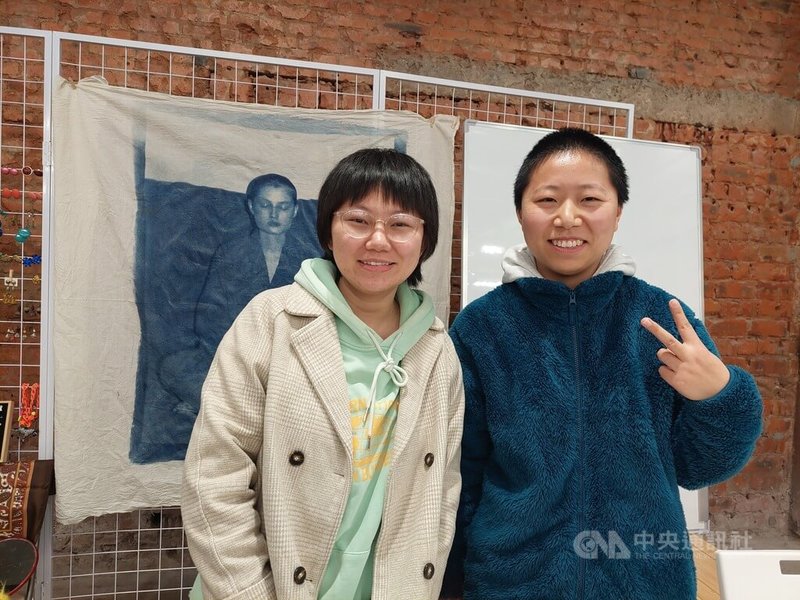 「女子自由市場」9日在上海的活動中,提供女性剃頭服務的攤位上,「寸頭女孩」Momo(右)認為剃寸頭可以是女性的多一個選擇,女性的定義不一定要長髮。牙牙(左)去年9月剃寸頭,剃完後覺得更加成為自己。中央社記者張淑伶上海攝 114年3月10日