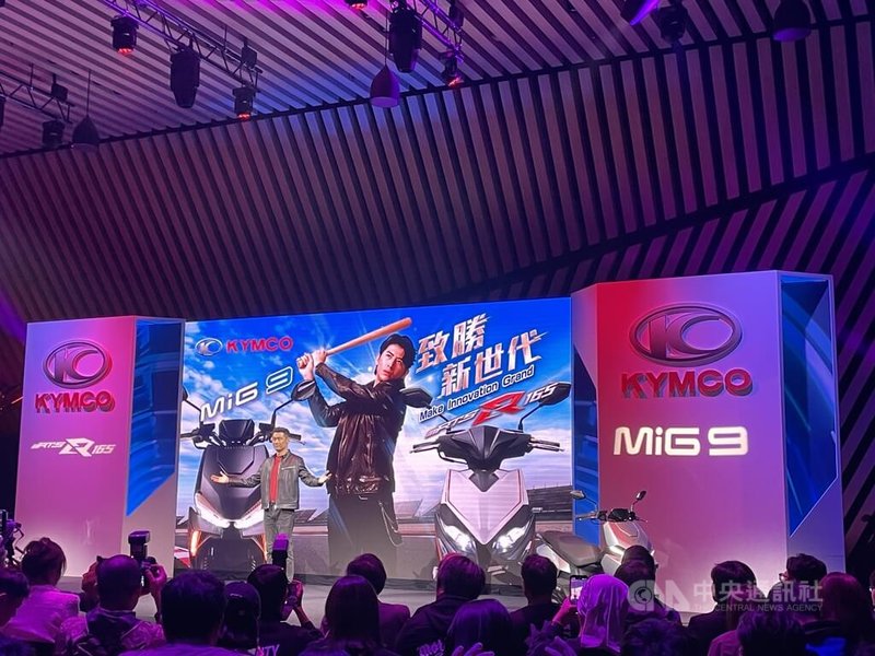光陽10日中午舉行品牌記者會,推出新款旗艦電動機車,也宣布「台灣隊長」陳傑憲成為KYMCO新代言人。圖舞台上站立者為光陽董事長柯勝峯。中央社記者鍾榮峰攝 114年3月10日