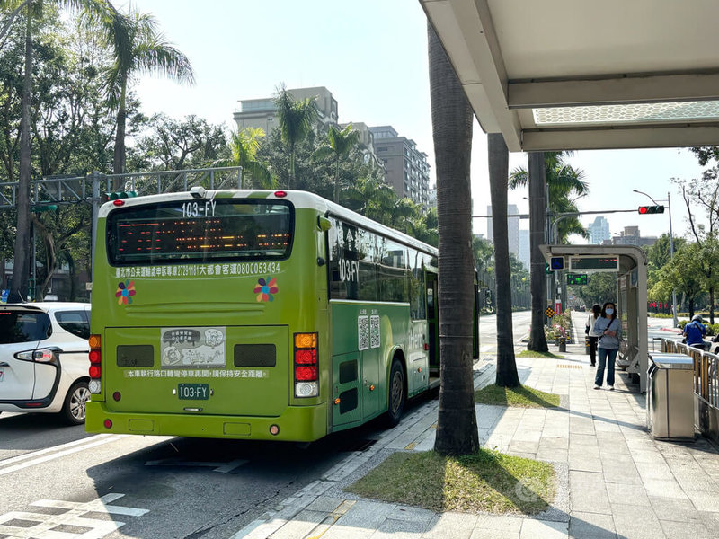 2025雙北世界壯年運動會將至，台北市公車業者因此收到台北市公車聯營管理委員會通知，要求公車車尾LED務必顯示「世壯運在台北，歡迎您」等宣傳文字。圖為營運中的北市公車。中央社記者陳昱婷攝  114年3月10日