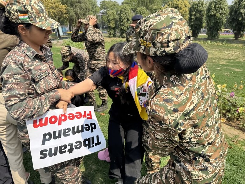 藏人選在西藏抗暴紀念日前往新德里中國駐印度大使館前抗議,遭印度警方驅離。中央社記者李晉緯新德里攝 114年3月10日
