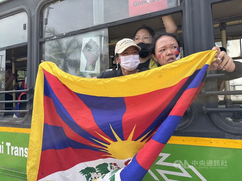 藏人搭乘公車前往新德里中國駐印度大使館抗議,泣訴中國在西藏強推文化滅絕政策。中央社記者李晉緯新德里攝 114年3月10日