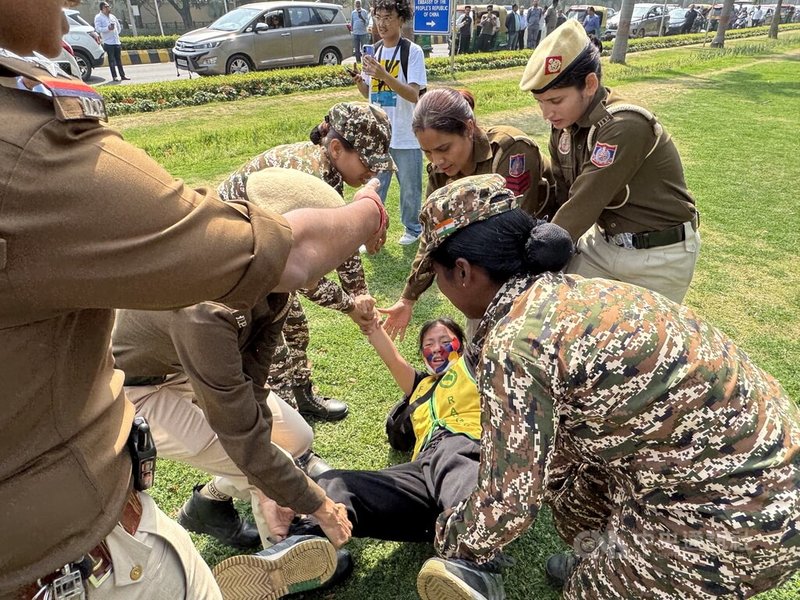 藏人前往新德里中國駐印度大使館表達不滿,遭印度警方強勢抬離現場。中央社記者李晉緯新德里攝 114年3月10日