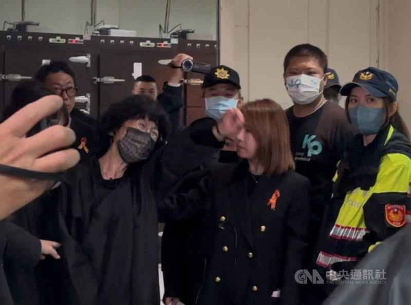 前台北市長柯文哲涉京華城等案遭羈押,10日由法警戒護出席父親告別式,家祭儀式結束準備離開時,柯文哲妻子陳佩琪(前左)於後方哭泣高喊「政治干預司法,司法迫害人權」。中央社記者郭宣彣攝 114年3月10日