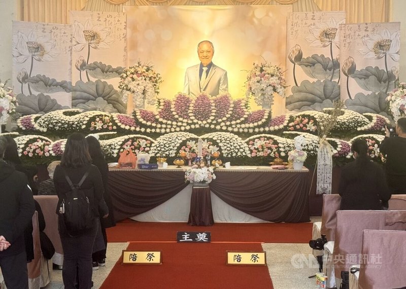前台北市長柯文哲涉京華城等案遭羈押,其父柯承發日前病逝,10日在新竹市生命紀念園區舉行告別式,會場布置以粉紫色系為主,莊嚴肅穆。中央社記者魯鋼駿攝 114年3月10日