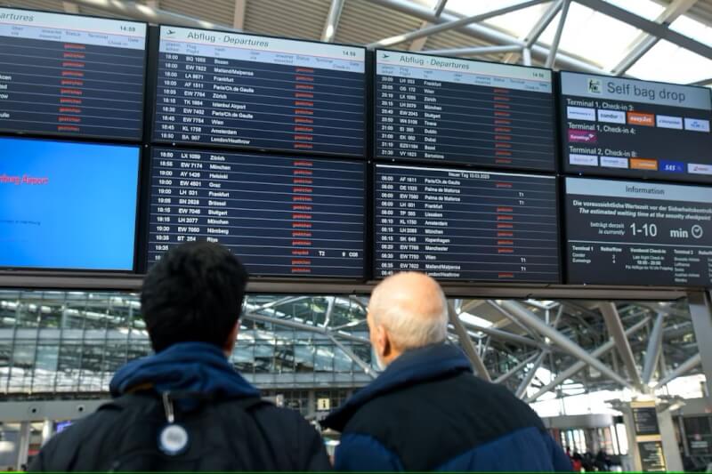 德國漢堡機場大型電子時刻板上,許多航班旁邊都出現紅色的「取消」字樣。(路透社)