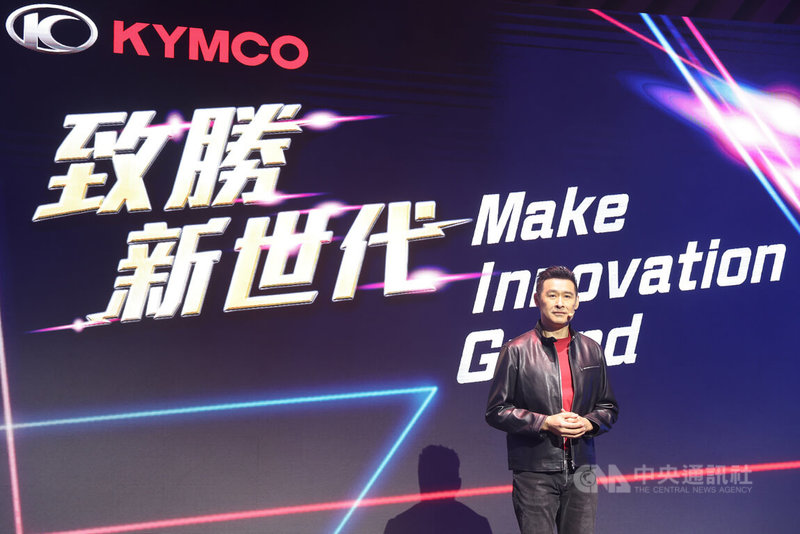 光陽(KYMCO)10日中午舉行品牌記者會,光陽集團董事長柯勝峯表示,預估2025年光陽在電動機車銷售量整體目標,要比2024年成長,在台灣換電系統規劃,會以增加充電數量、將部分充電站空間換大為主,目標持續獲利,朝「2025油電雙料冠軍」目標邁進。中央社記者張新偉攝 114年3月10日