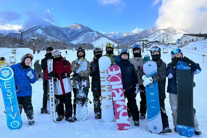 弘光科技大學運動休閒系學生參加「征服雪地-滑雪運動實務增能」計畫,到日本進行6天研習,希望增進國際就業移動力,不少學生考慮進階考取國際證照。(弘光科大提供)中央社記者趙麗妍傳真 114年3月10日