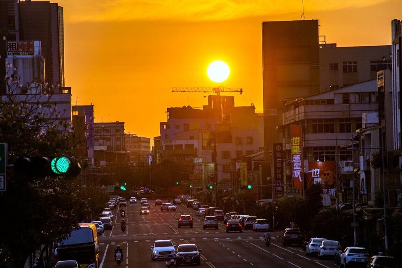 嘉義市絕美「懸日」景象11日起一連3天登場，市府10日公布絕佳觀賞懸日地點。圖為在公明路拍攝的懸日景象。（嘉義市政府提供）中央社記者黃國芳傳真  114年3月10日