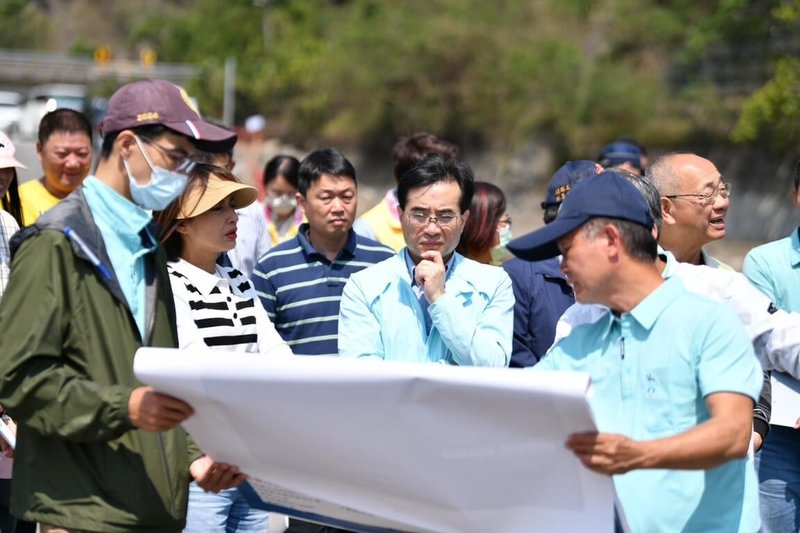 立法院經濟委員會10日至高雄視察「荖濃溪防災韌性計畫」，民進黨立委邱議瑩（前左2）關心計畫執行進度，盼國會審慎評估預算調整對地方的影響，確保防災工程順利執行，提升高雄防災韌性。（邱議瑩服務處提供）中央社記者林巧璉傳真  114年3月10日