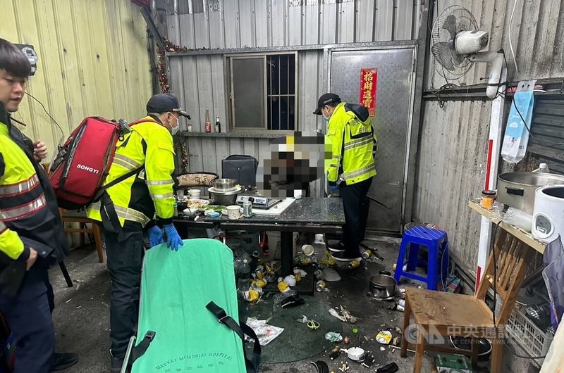新北市八里區中山路某檳榔攤9日晚間發生男子酒後持剪刀傷人案,陳姓男子頭部嚴重撕裂傷、血流如注,警消到場將其送醫急救。(翻攝照片)中央社記者王鴻國傳真 114年3月10日