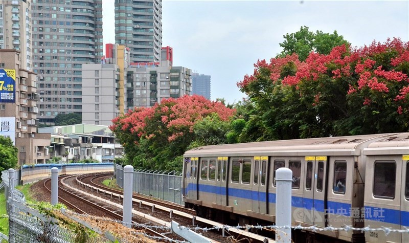 台北捷運全線旅運量破140億人次,第140億名出站旅客將得到1張不限次數免費搭乘年票。(中央社檔案照片)