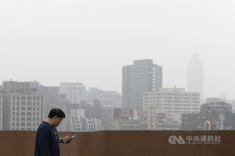 圖為台北市區天空灰濛濛一片。（中央社檔案照片）