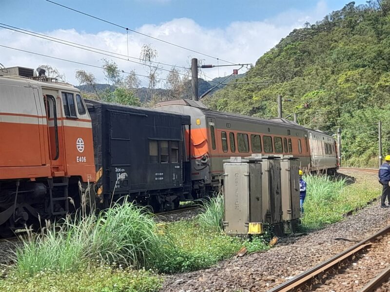 台鐵公司發布新聞稿指出，10日上午10時54分，7501次貨物列車行經雙溪與三貂嶺間西正線時，後部守車兩軸出軌，列車平均延誤5至10分鐘，無人員傷亡。（台鐵提供）中央社記者汪淑芬傳真 114年3月10日