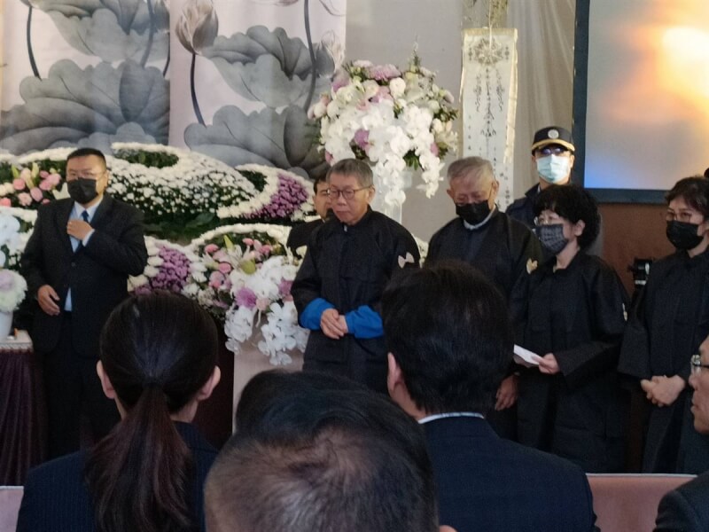 前台北市長柯文哲(中)涉京華城等案遭羈押,10日在法警戒護下返回新竹市出席父親柯承發告別式,全程沒上手銬、腳鐐,停留約1個多小時。(民眾提供)中央社記者郭宣彣傳真 114年3月10日