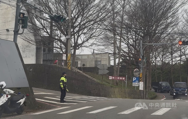 前台北市長柯文哲涉京華城等案遭羈押,其父柯承發日前辭世,10日在新竹舉行告別式,新竹市警察局派出多名警力到場協助交管、維安。中央社記者郭宣彣攝 114年3月10日