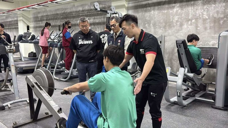 民進黨立委蔡其昌（前左黑衣者）媒合健身公司World Gym，捐贈健身器材也提供專業訓練指導，在台中市清水國中新大樓地下室增設健身中心，10日舉辦啟用儀式。（立委蔡其昌辦公室提供）中央社記者趙麗妍傳真  114年3月10日