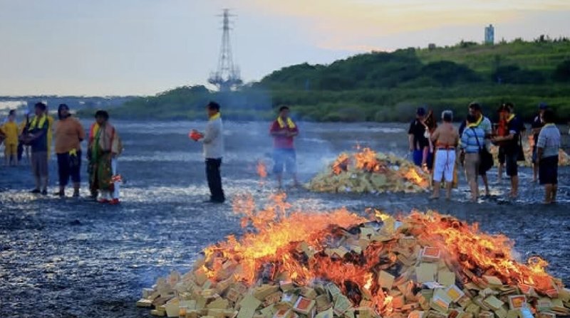 苗栗縣竹南中港慈裕宮祭江洗港為在地民俗信仰活動，民國98年登錄為苗栗縣無形文化資產。縣府13日上午10時將辦理保存維護計畫說明會，讓保存團體及民眾了解無形文化傳承方式、意見交流。（陳金龍提供）中央社記者管瑞平傳真  114年3月10日