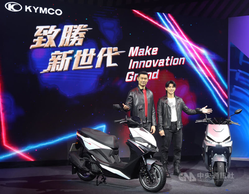 光陽(KYMCO)10日中午舉行品牌記者會,推出旗艦電動車款,也宣布「台灣隊長」陳傑憲成為KYMCO新代言人,董事長柯勝峯(左)與陳傑憲(右)與新車合影。中央社記者張新偉攝 114年3月10日