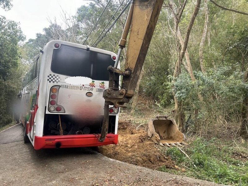 苗栗縣警察局頭份分局11日表示，一輛遊覽車日前載客前往南庄旅遊，根據導航指引行駛狹窄山路，途中後輪陷落路旁泥中無法動彈。警方獲報協調附近施工單位出動怪手救援，經5小時努力成功脫困。（警方提供）中央社記者管瑞平傳真114年3月11日