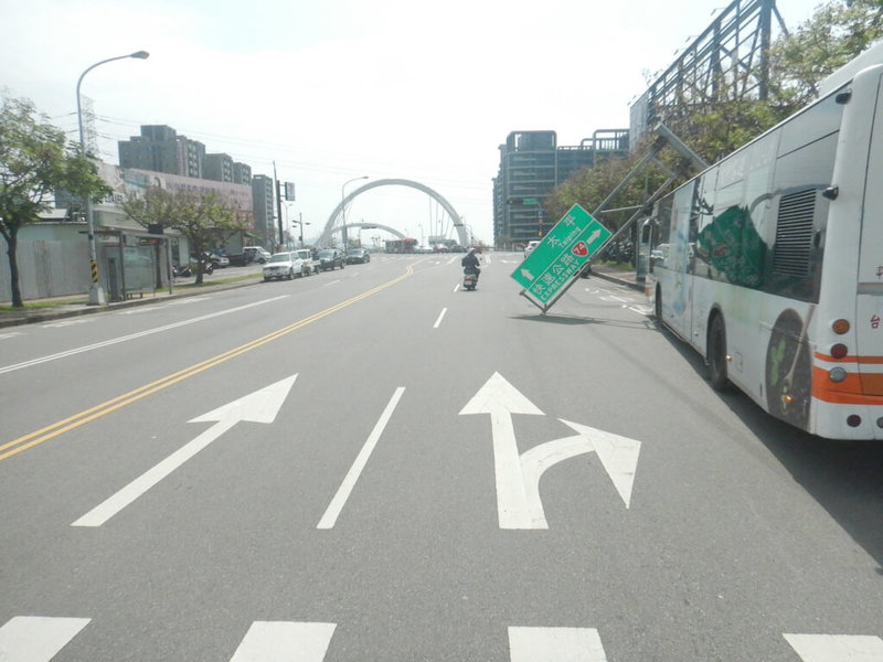 台中1輛公車11日行經北屯區，準備靠站時擦撞一旁路牌，導致路牌掉落，造成1名機車騎士經過閃避摔傷。（民眾提供）中央社記者蘇木春傳真  114年3月11日