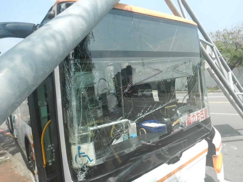 台中1輛公車11日行經北屯區祥順一街和廍子路口,向右靠站時不慎擦撞路牌,造成公車擋風玻璃碎裂,1名機車騎士為閃避而摔倒受傷送醫。(民眾提供)中央社記者蘇木春傳真 114年3月11日