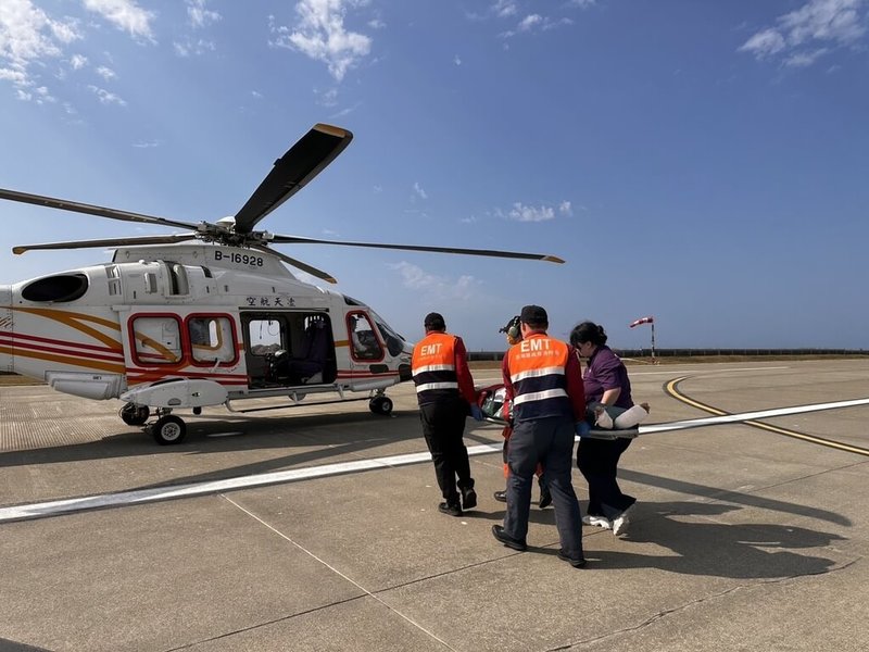 澎湖縣政府衛生局表示,11日3起醫療後送作業均由駐地凌天航空救護直升機執行,其中2件醫療後送、1件病危返鄉。(凌天航空提供)中央社 114年3月11日