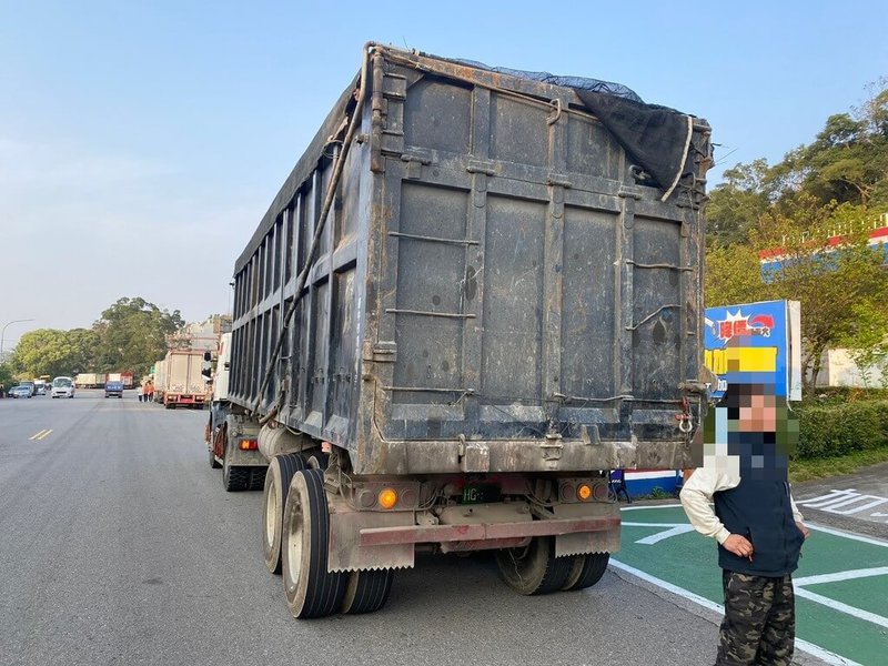 郭姓曳引車司機因交通違規扣點遭吊銷駕照、牌照，改懸掛其他車輛及網購偽造車牌方式持續行駛，並刻意以污泥塗抹假車牌意圖掩護，10日行經苗栗三義下交流道加油時，遭眼尖員警查獲。（警方提供）中央社記者管瑞平傳真  114年3月11日