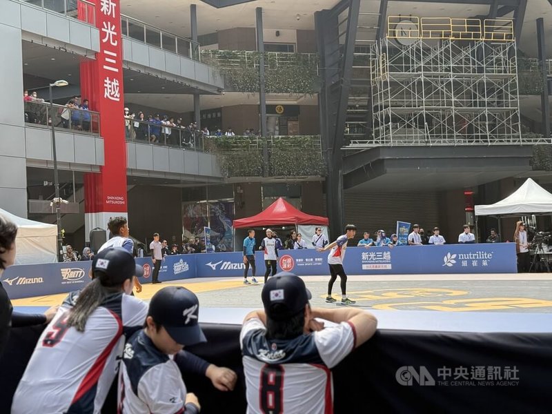 U18亞洲盃5人制棒球賽11日在台北信義區香堤廣場開打,台灣隊與馬來西亞比賽上午10時登場,吸引不少逛街民眾停下腳步圍觀。中央社記者謝靜雯攝 114年3月11日