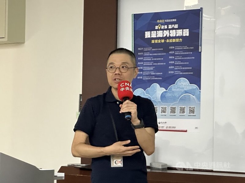 中央通訊社第8屆「我是海外特派員」校園巡迴講座11日在中興大學登場,中央社媒體實驗室主任宋育泰(圖)分享「ChatGPT衝擊下,新聞媒體怎麼接招」,揭露最前線新聞媒體面臨的挑戰與衝擊。中央社記者趙麗妍攝 114年3月11日
