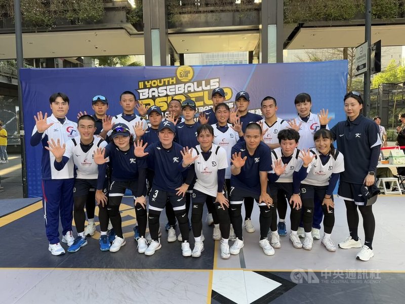 U18亞洲盃5人制棒球賽台灣隊11日上午擊敗馬來西亞，下午迎戰韓國以6比0、9比1搶下單日第2勝。圖為台灣與韓國兩隊賽後合影留念。中央社記者謝靜雯攝  114年3月11日