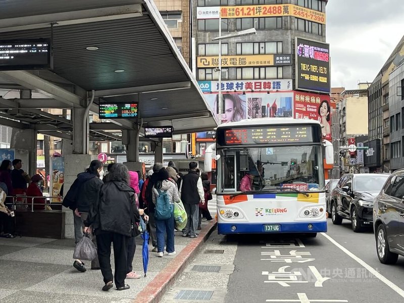 基隆市政府預計2年內將164輛公車（圖）汰換為電動巴士，民進黨基隆市議員張顥瀚說，光是換電池費用就占車價一半，建議市府購入前，先與業者談妥保固或更換電池優惠價，避免成為更大的「錢坑」。中央社記者王朝鈺攝 114年3月11日