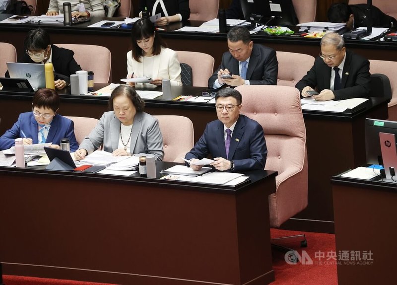 立法院11日起處理114年度中央政府總預算、財劃法修法覆議案。安排2天時間審查,並邀請行政院長卓榮泰(前排右)列席報告及備詢。中央社記者郭日曉攝 114年3月11日